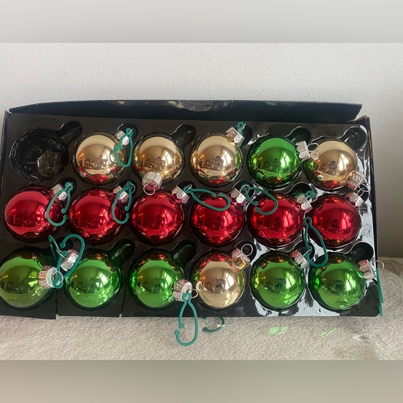 Massive bundle of like new Christmas ornaments - 6 containers - Picture 6 of 9